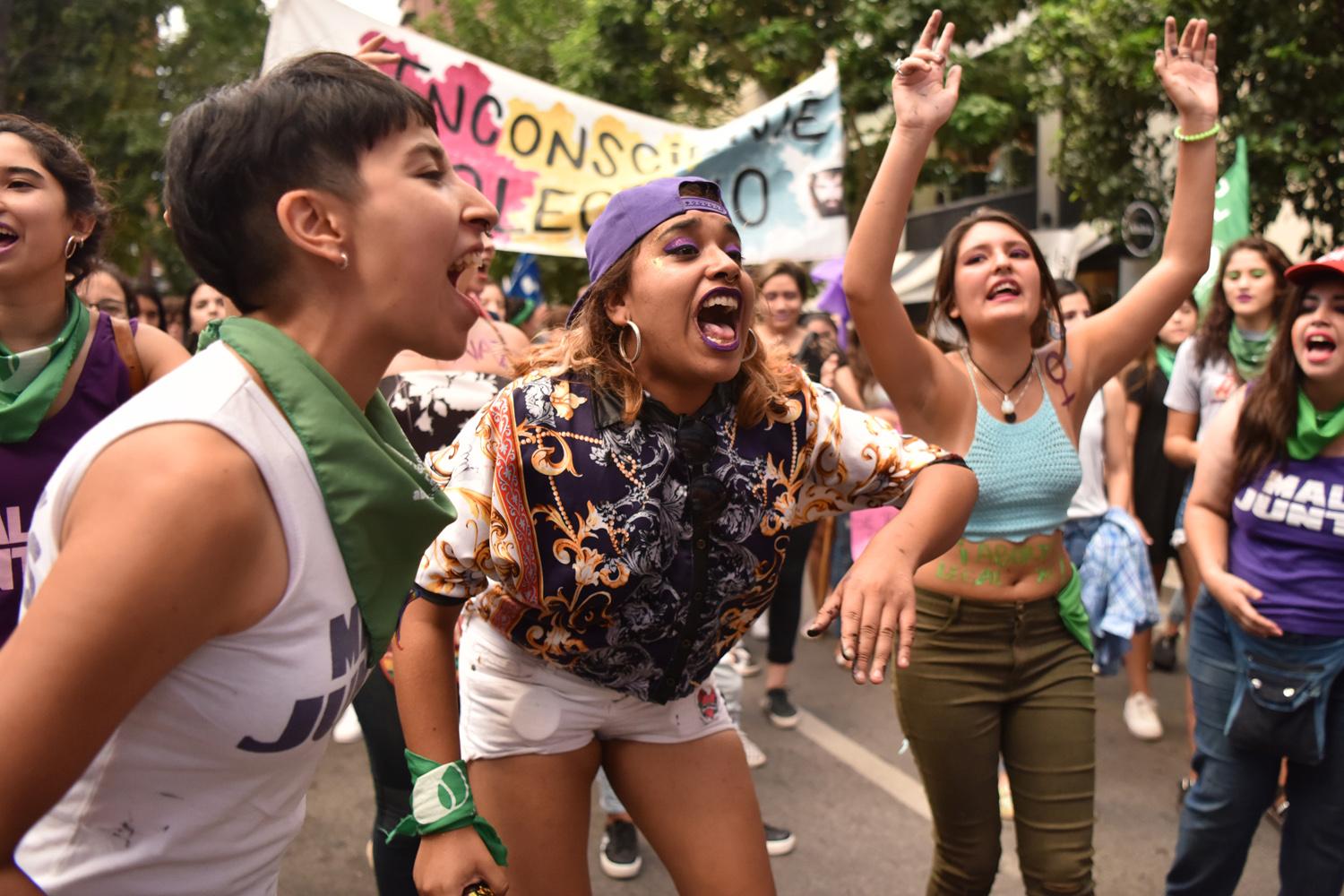 Mujeres reclamaron sus derechos en la marcha del Día de la Mujer. FOTO INÉS QUINTEROS ORIO. 