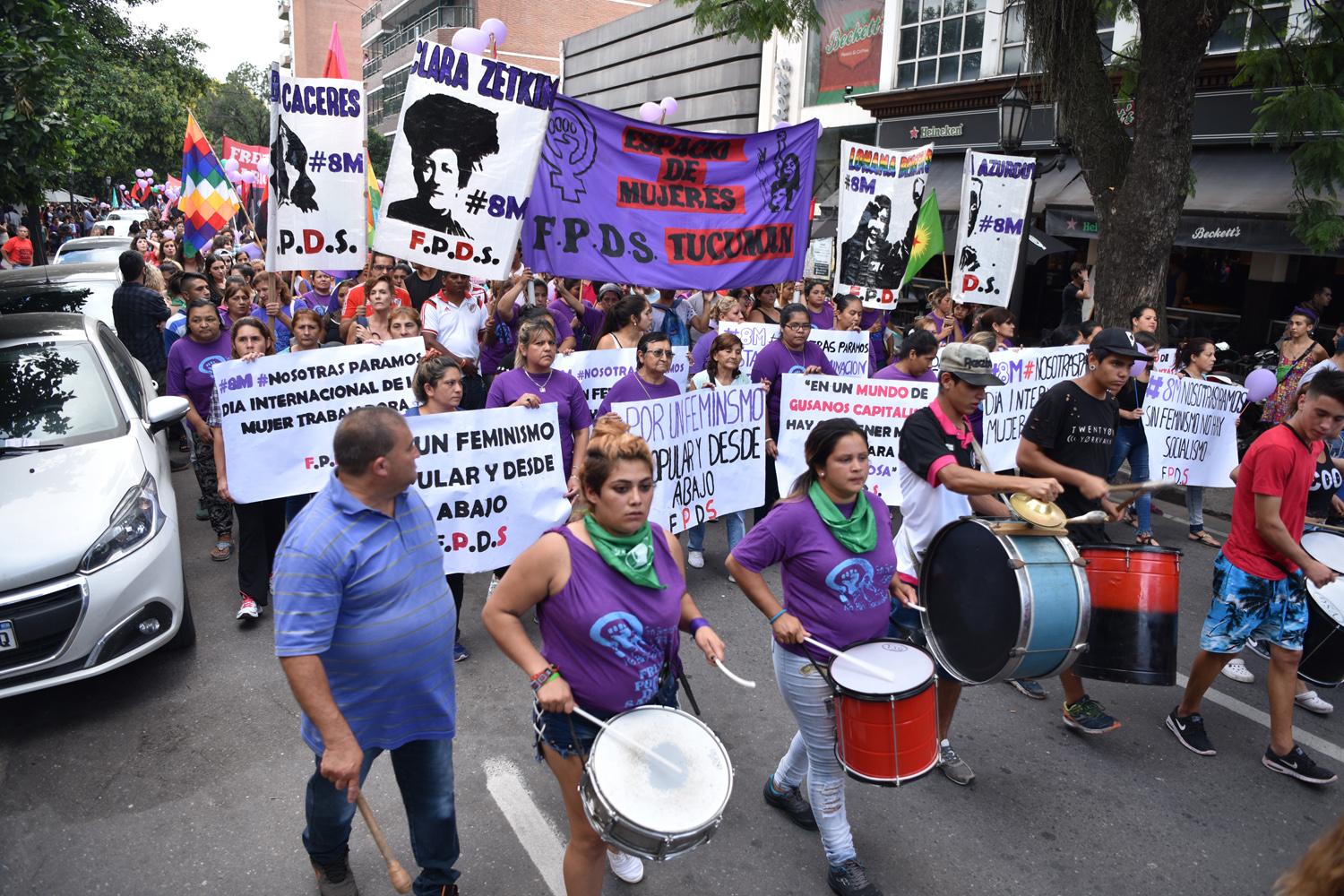 Marcha desde plaza Urquiza a plaza Independencia por el día de la Mujer. 