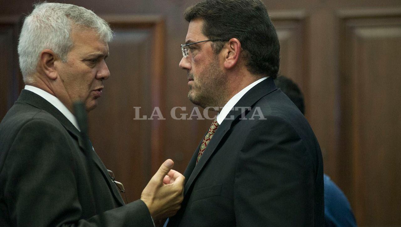 El acusado de encubrimiento Hugo Sánchez y el abogado del Estado, Carlos Parajón Ferullo. LA GACETA / FOTO DE JORGE OLMOS SGROSSO
