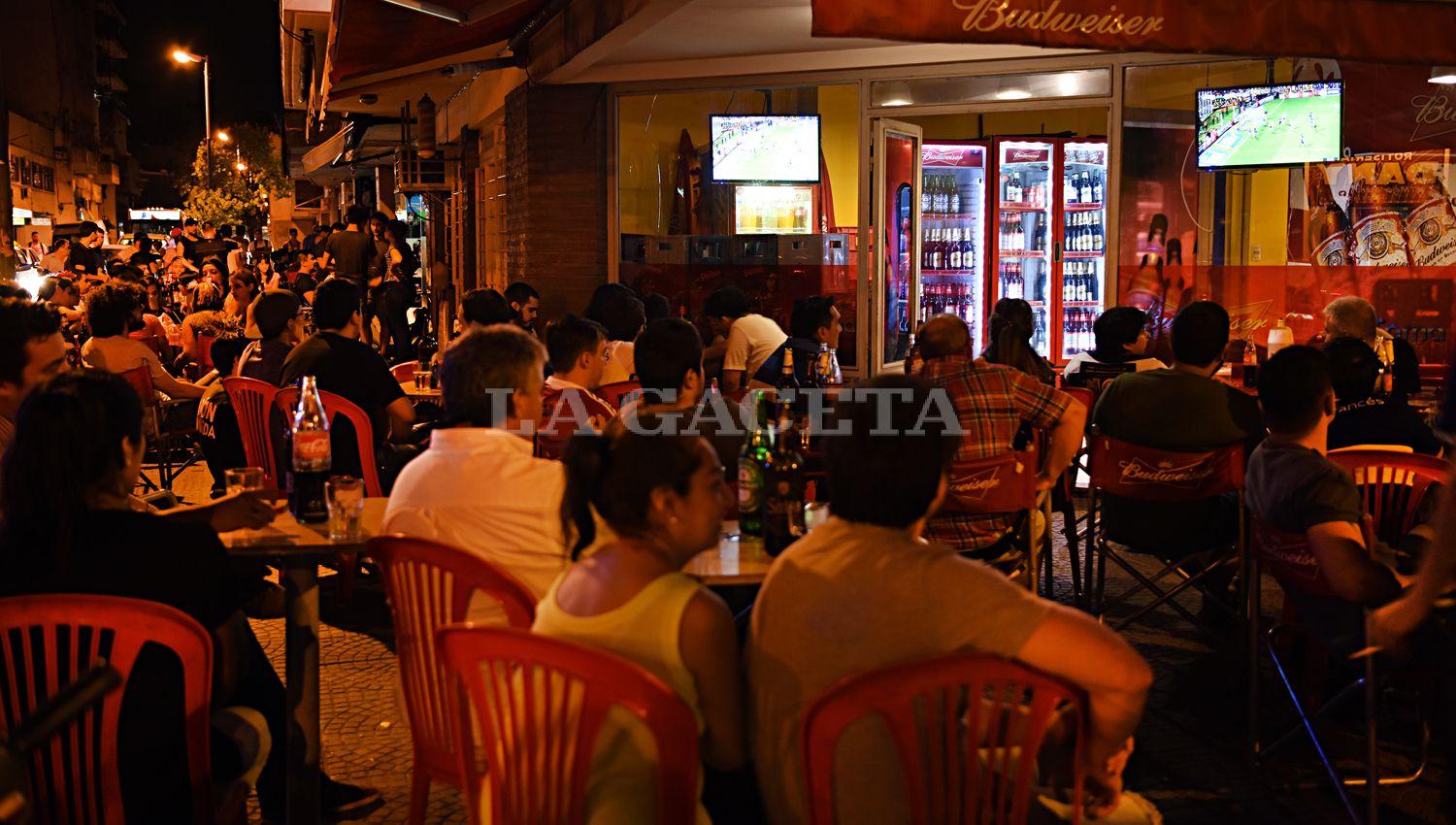 Los tucumanos se sentaron en los bares de Chacabuco y Las piedras para ver el Superclásico