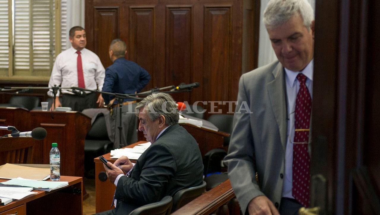 Alberto Lebbos y los acusados Hugo Sánchez y Nicolás Barrera, durante un cuarto intermedio. LA GACETA / FOTO DE JORGE OLMOS SGROSSO