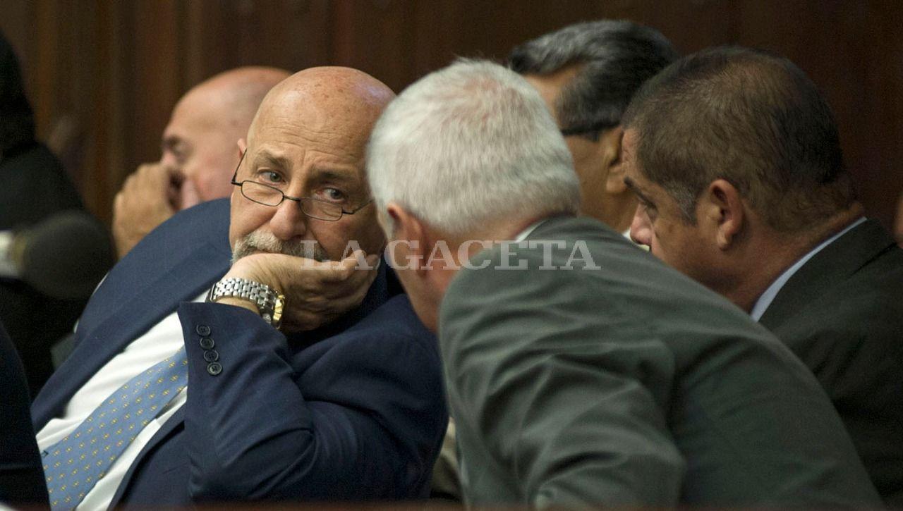 El abogado defensor, Cergio Morfil, escucha a los imputados Hugo Sánchez y Nicolás Barrera. LA GACETA / FOTO DE JORGE OLMOS SGROSSO