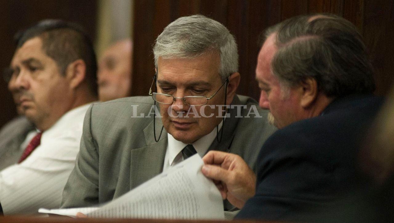 Durante la audiencia, los acusados de encubrimiento Hugo Sánchez y Eduardo Di Lella, intercambian información relacionada a la causa. LA GACETA / FOTO DE JORGE OLMOS SGROSSO