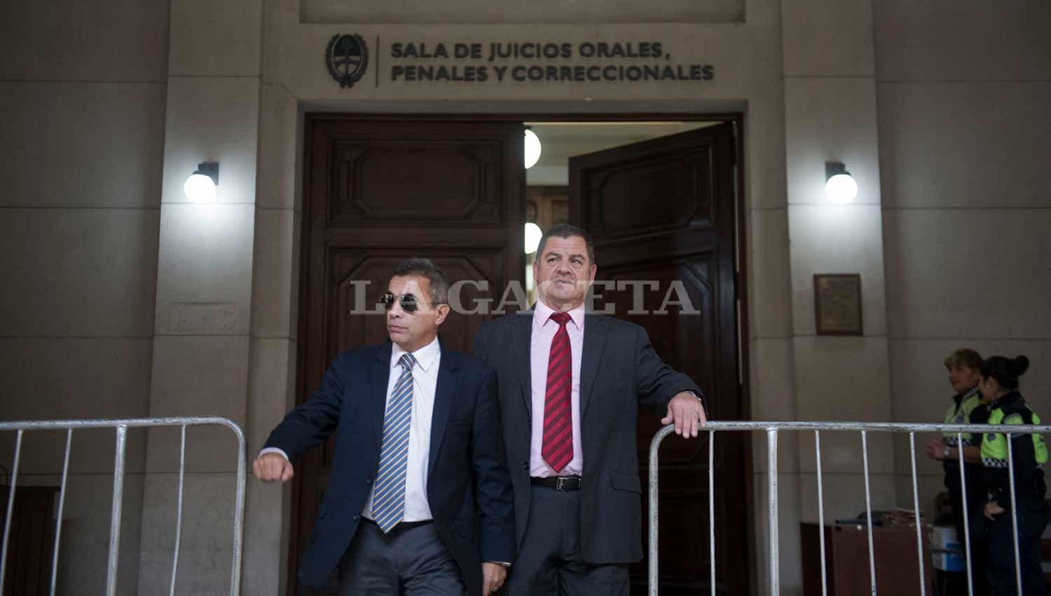 El abogado Gustavo Carlino y su defendido Nicolás Barrera. LA GACETA / FOTO DE JORGE OLMOS SGROSSO