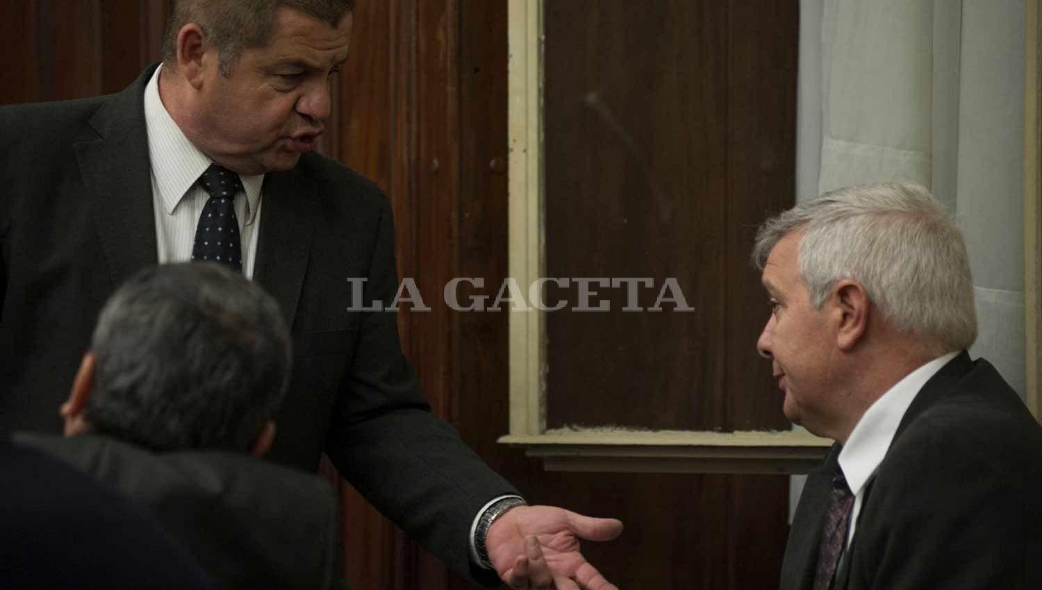 Los imputados Barrera y Sánchez, conversan luego de la pelea de sus abogados. LA GACETA / FOTO DE JORGE OLMOS SGROSSO