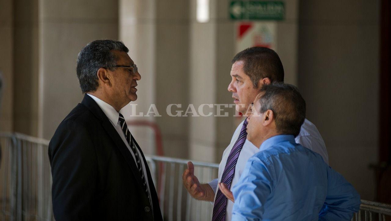 Los policías Nicolás Barrera y Héctor Brito, junto al abogado defensor Gustavo Carlino. LA GACETA / FOTO DE JORGE OLMOS SGROSSO