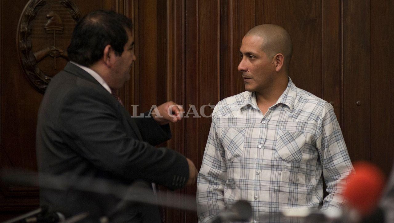 Roberto Luis Gómez, acusado del crimen, dialoga con uno de sus abogados. LA GACETA / FOTO DE JORGE OLMOS SGROSSO