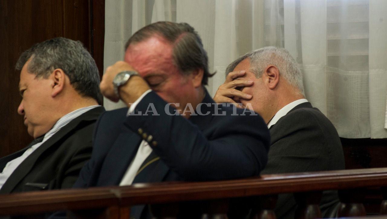 Los acusados Eduardo Di Lella y Hugo Sánchez, durante el debate. LA GACETA / FOTO DE JORGE OLMOS SGROSSO