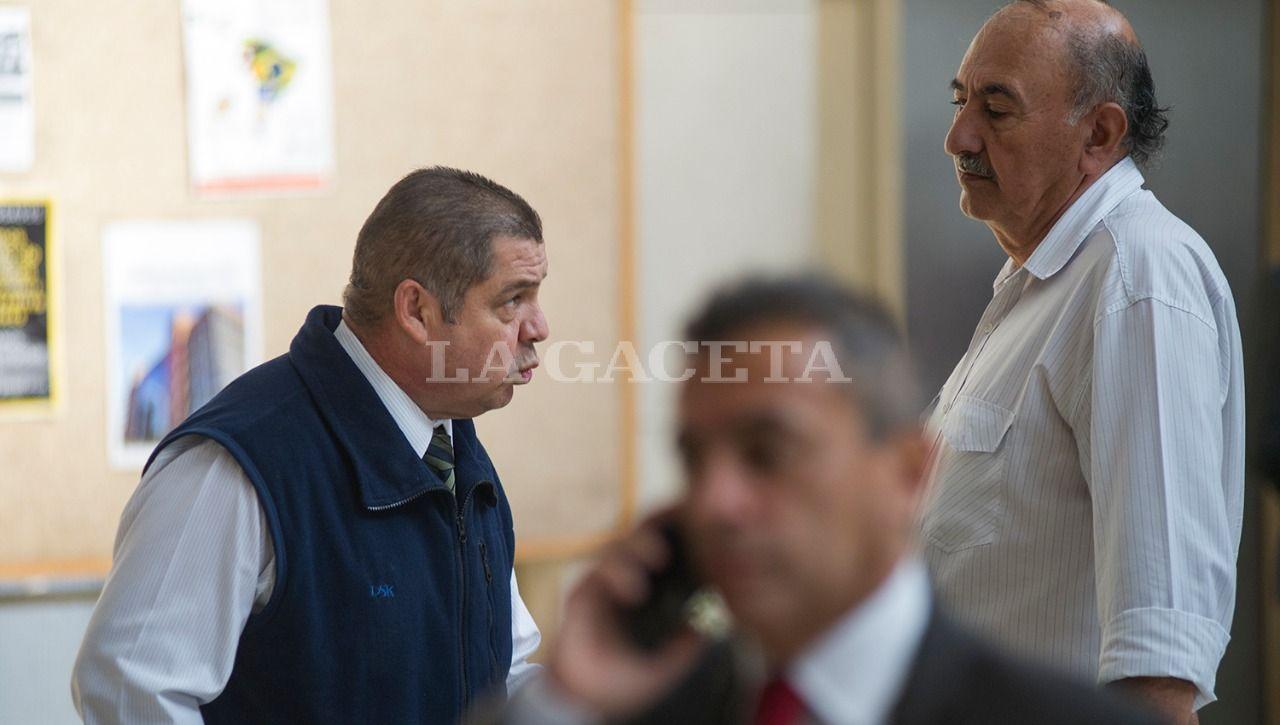 Los acusados y ex policías de Tucumán, Nicolás Barrera y Hugo Rodríguez, conversan mientras esperan que se reanude la audiencia. LA GACETA / FOTO DE JORGE OLMOS SGROSSO