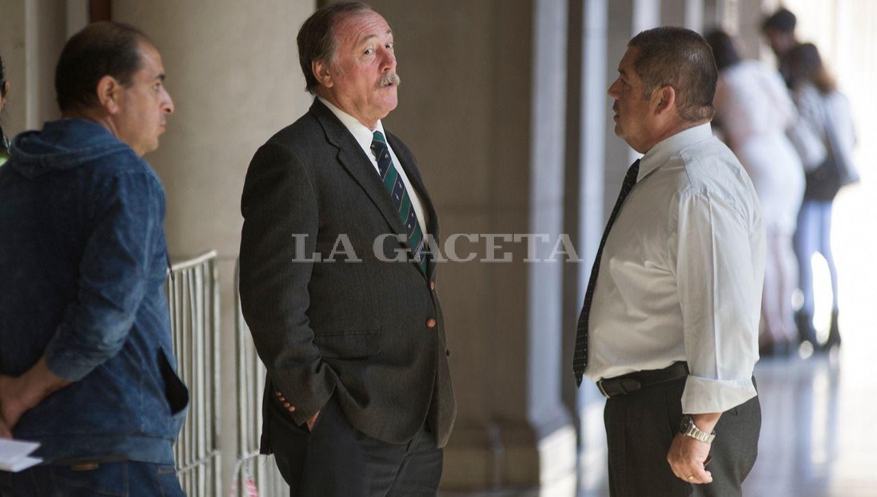 Los imputados Di Lella y Barrera conversan en los pasillos de tribunales durante un cuarto intermedio.  LA GACETA / FOTO DE JORGE OLMOS SGROSSO