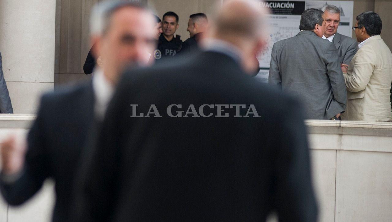 Los acusados Sánchez y Brito, junto al abogado defensor Andrada Barone.  LA GACETA / FOTO DE JORGE OLMOS SGROSSO