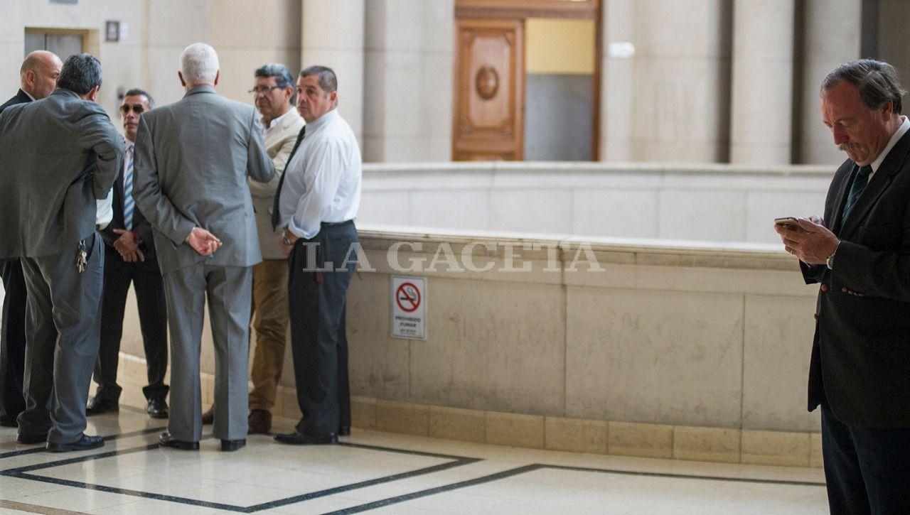 Parte de los acusados y abogados defensores se reúnen en los pasillos durante los cuartos intermedios en las declaraciones de los peritos.  LA GACETA / FOTO DE JORGE OLMOS SGROSSO