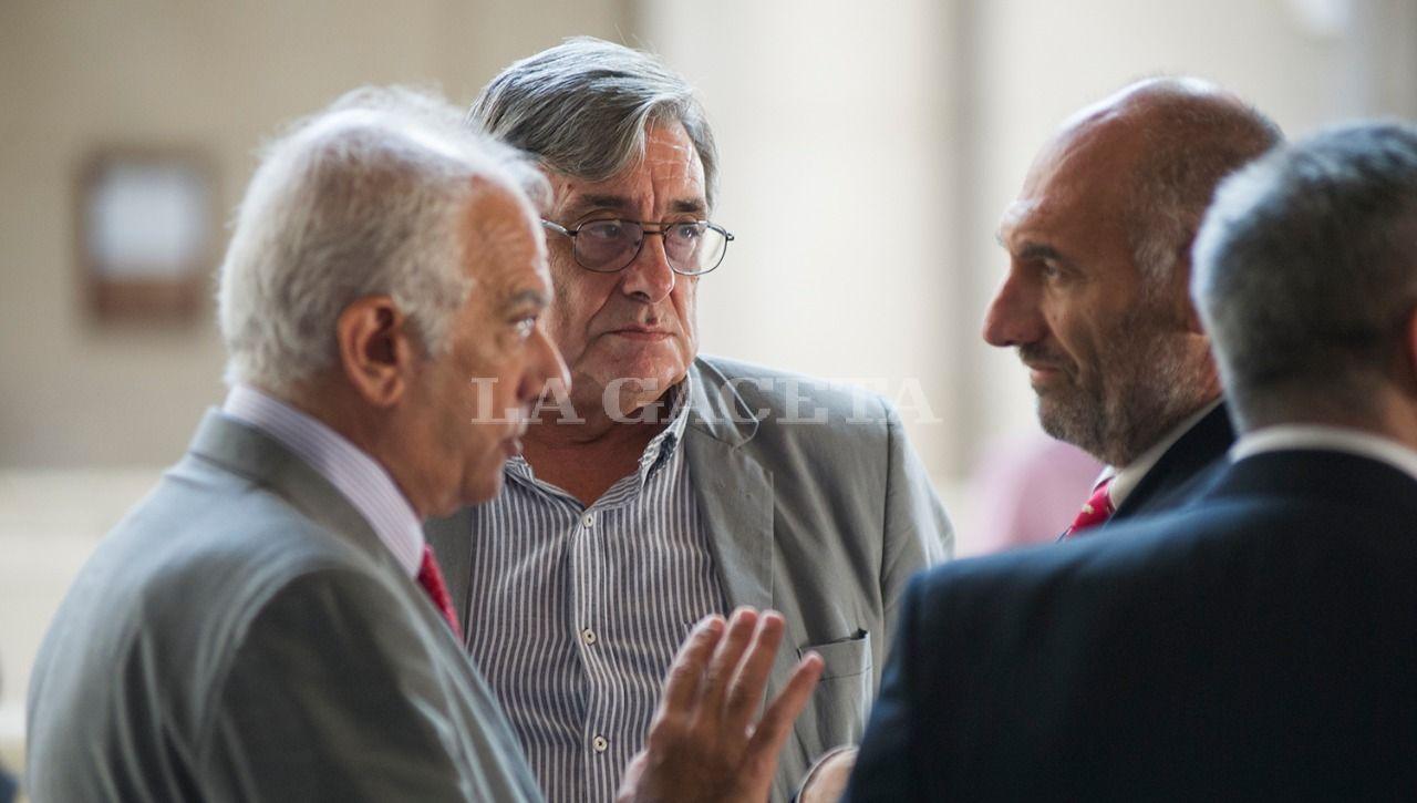 Alberto Lebbos junto a su abogado Emilio Mrad y el fiscal Carlos Sale.  LA GACETA / FOTO DE JORGE OLMOS SGROSSO