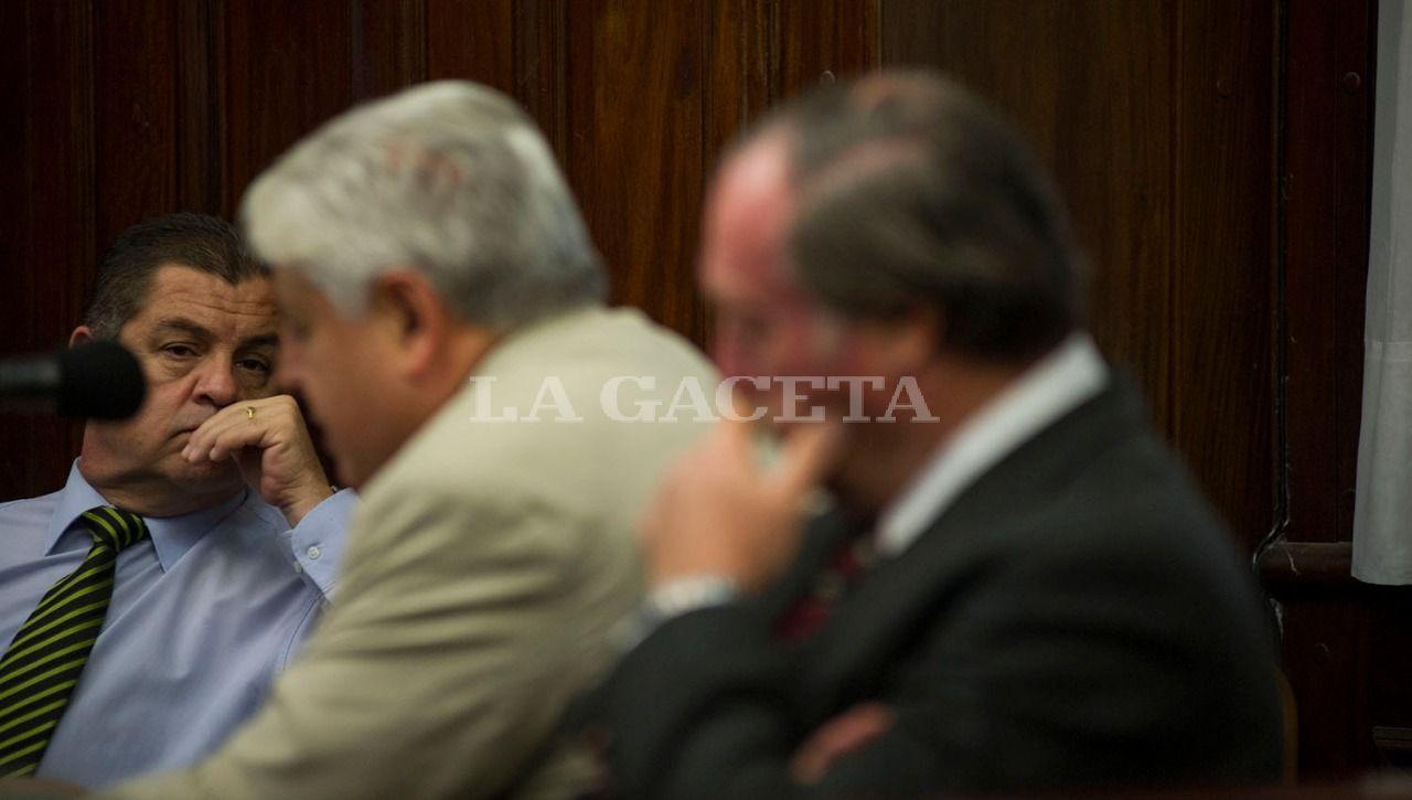 El ex Subjefe de Policía de Tucumán acusado de encubrimiento, Nicolás Barrera, escucha al abogado defensor José Luis Chaván. LA GACETA / FOTO DE JORGE OLMOS SGROSSO