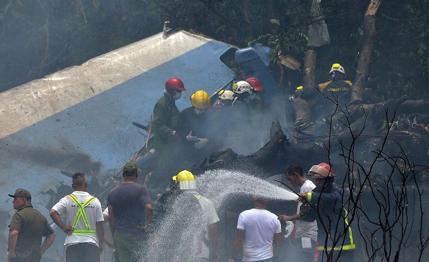 Los equipos de emergencia inspeccionan el lugar de la catástrofe. FOTO TOMADA DE ELPAIS.COM