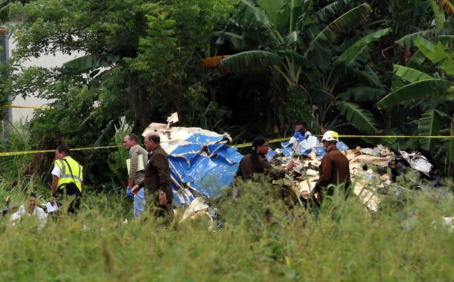 Policías y militares custodian los restos del avión Boeing-737. FOTO TOMADA DE ELPAIS.COM