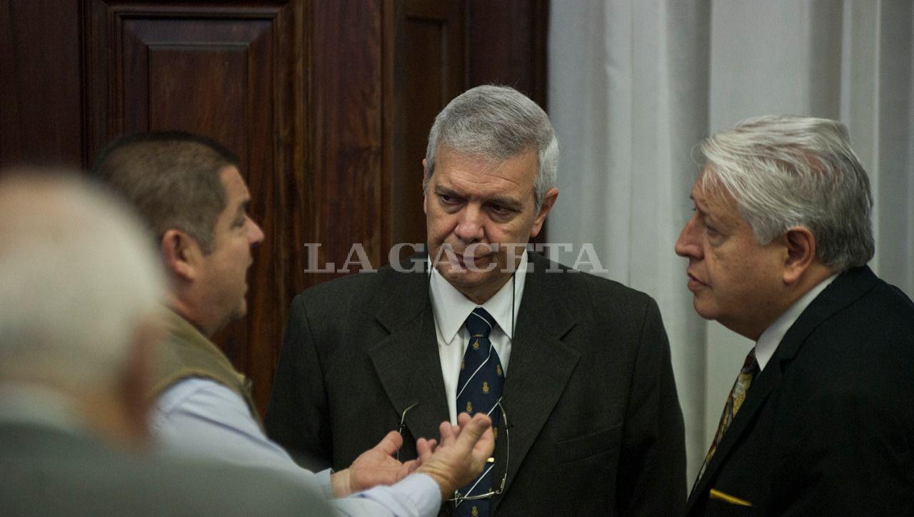 El ex sub Jefe de Policía, Nicolás Barrera, conversa con el ex Jefe Hugo Sánchez y su abogado defensor, Luis Chaván. LA GACETA / FOTO DE JORGE OLMOS SGROSSO