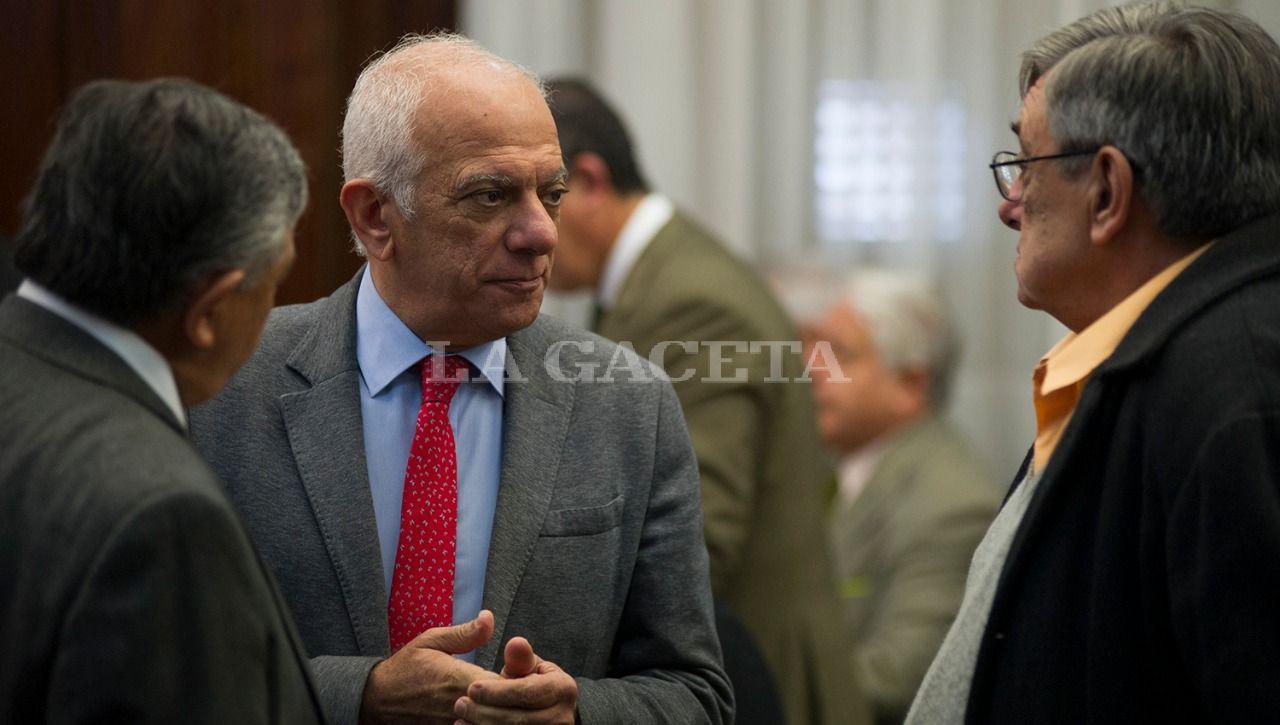 Alberto Lebbos, conversa con sus abogados Mrad y Tejerizo. LA GACETA / FOTO DE JORGE OLMOS SGROSSO