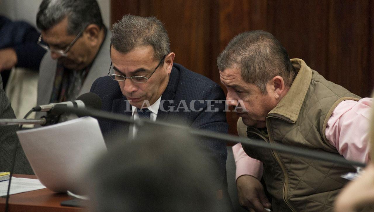El abogado defensor Gustavo Carlino y el acusado de encubrimiento Nicolás Barrera. LA GACETA / FOTO DE JORGE OLMOS SGROSSO