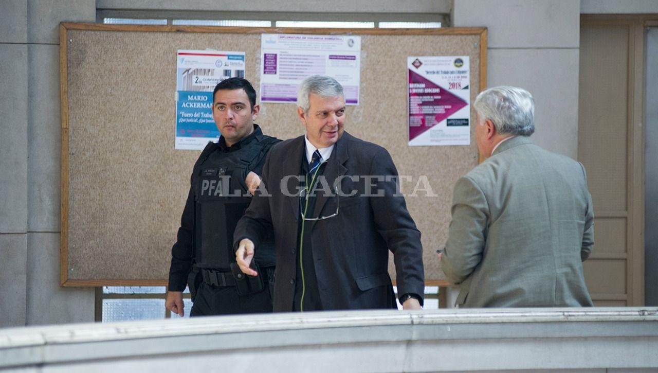 El ex jefe de Policía de Tucumán, Hugo Sánchez, es custodiado por la Policía Federal dentro del edificio de tribunales. LA GACETA / FOTO DE JORGE OLMOS SGROSSO