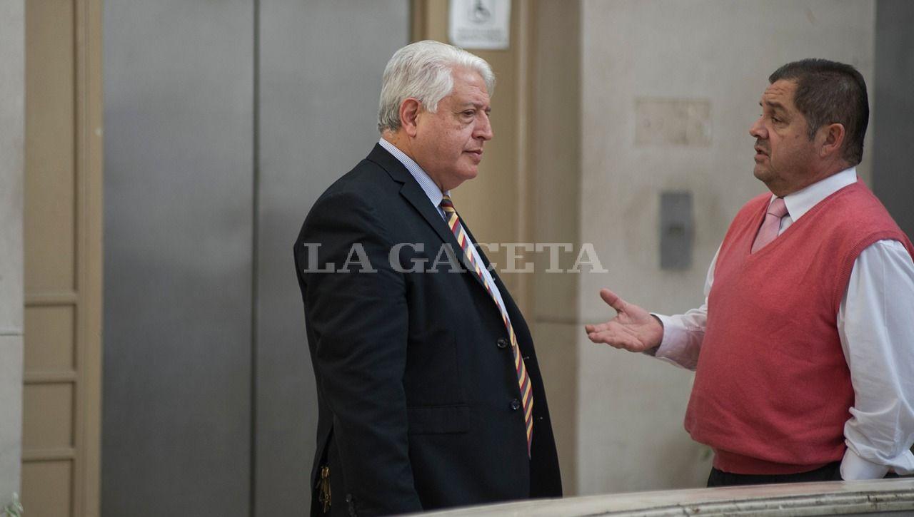 El ex sub Jefe de Policía, Nicolás Barrera, conversa con el abogado José Luis Chaván. LA GACETA / FOTO DE JORGE OLMOS SGROSSO