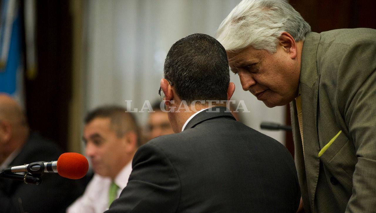 Los abogados defensores Gustavo Morales y José Luis Chaván, conversan durante la declaración del testigo Carlos López. LA GACETA / FOTO DE JORGE OLMOS SGROSSO
