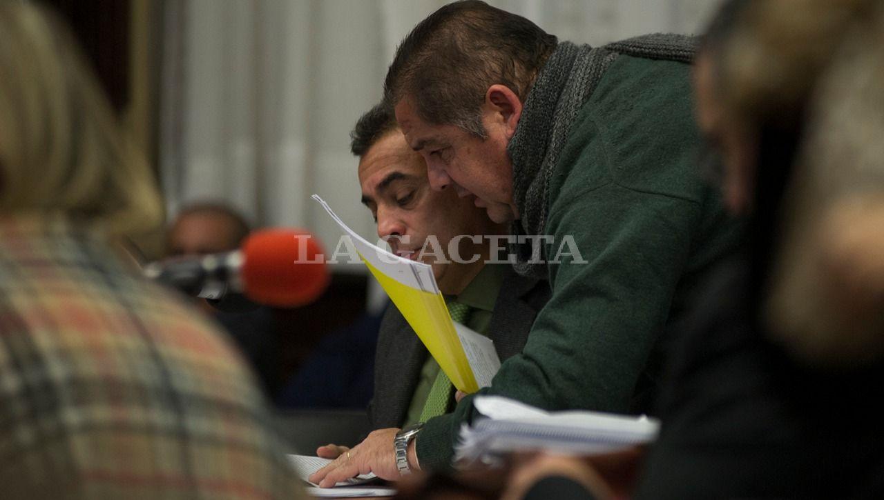 El ex sub Jefe de la Policía de Tucumán, Nicolás Barrera, acusado de encubrimiento, junto a su abogado defensor Gustavo Carlino. LA GACETA / FOTO DE JORGE OLMOS SGROSSO