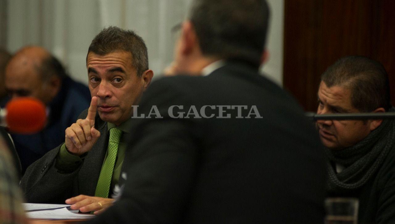 Cruce de palabras entre los abogados defensores Gustavo Carlino y Gustavo Morales. LA GACETA / FOTO DE JORGE OLMOS SGROSSO