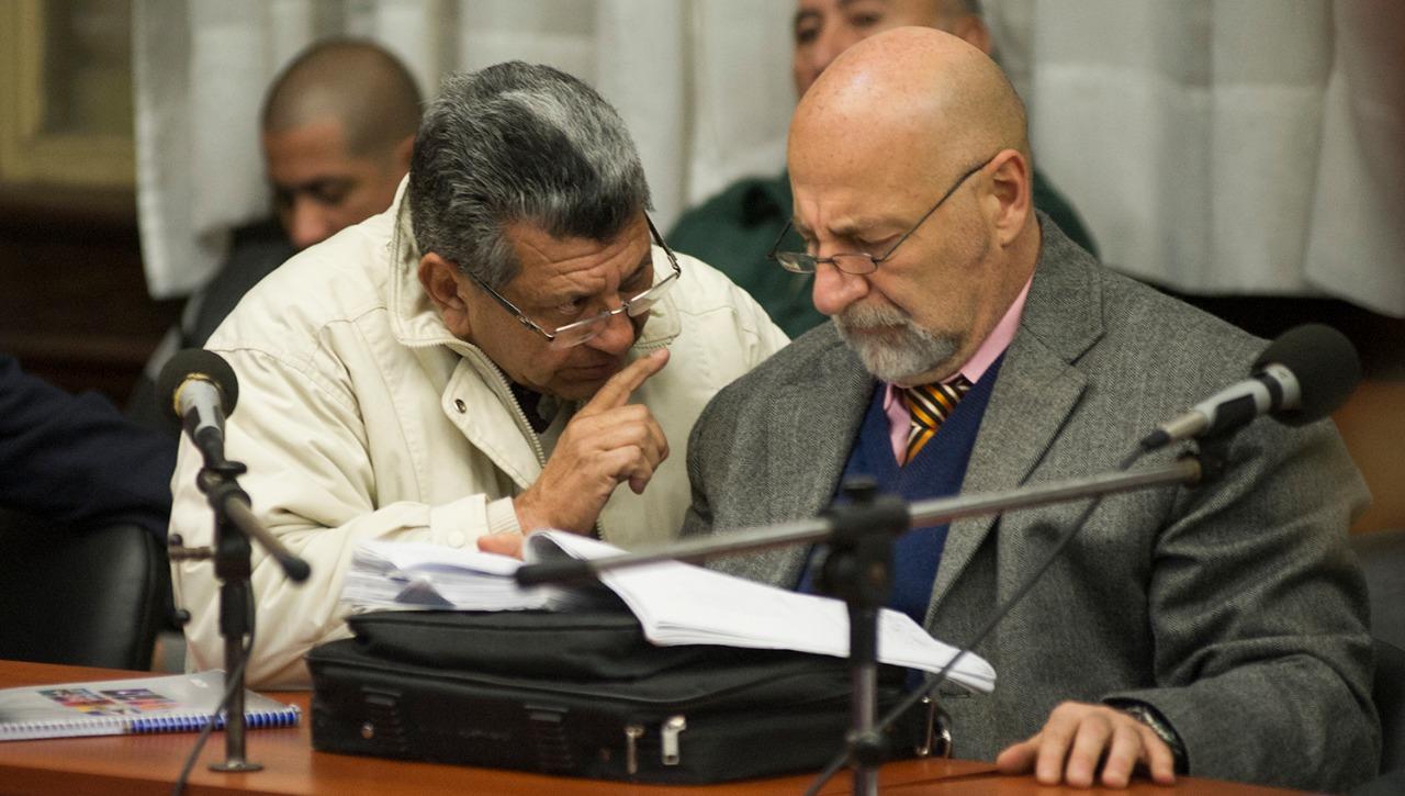 El ex jefe de la Unidad Regional Norte, Héctor Brito, imputado por encubrimiento real, junto a su abogado, Cergio Morfil. LA GACETA / FOTO DE JORGE OLMOS SGROSSO