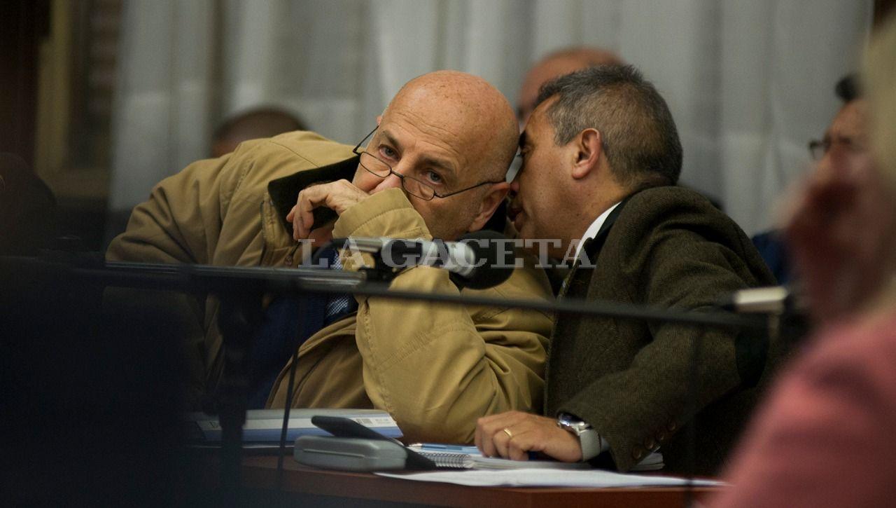 Los abogados defensores Cergio Morfil y Gustavo Carlino, conversan durante la audiencia. LA GACETA / FOTO DE JORGE OLMOS SGROSSO
