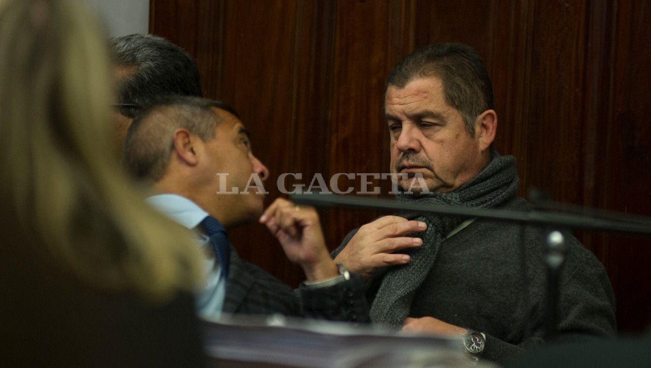 El ex subjefe de Policía Nicolás Barrera, conversa con su abogado Gustavo Carlino. LA GACETA / FOTO DE JORGE OLMOS SGROSSO