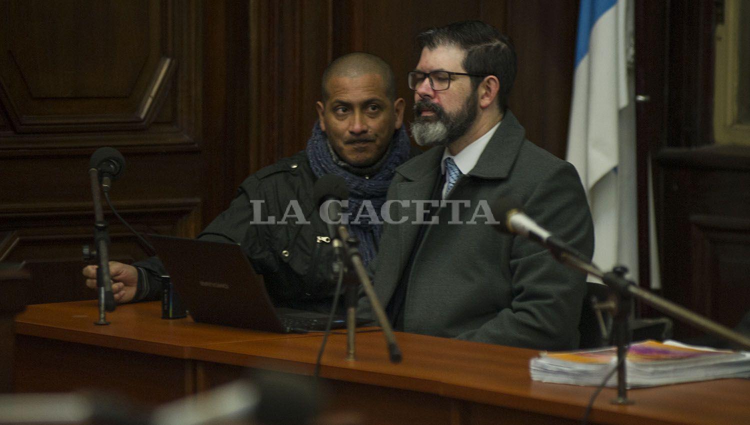 Roberto Luis Gómez, único acusado del homicidio de Paulina Lebbos, junto a su abogado Macario Santamarina. LA GACETA / FOTO DE JORGE OLMOS SGROSSO