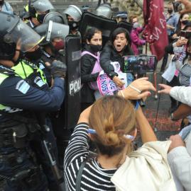 Gritos y empujones durante el reclamo de justicia por Paola Tacacho