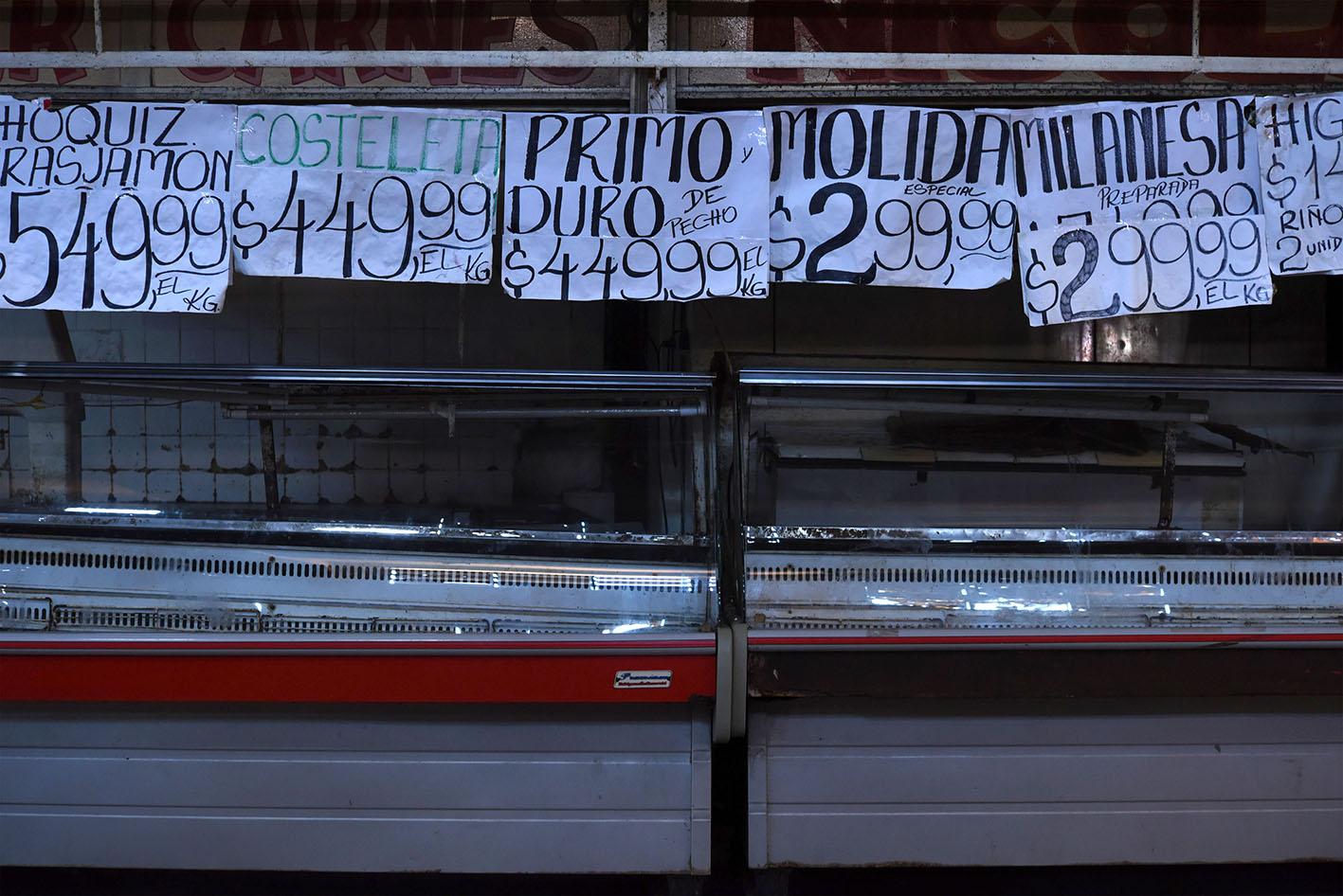 Los clásicos carteles con precios que forman parte de la presentación del mercado. Foto de Diego Aráoz.