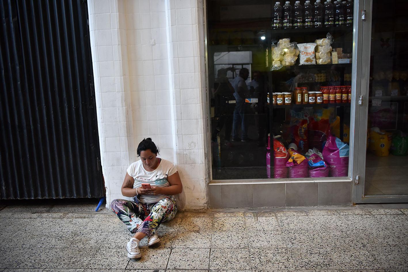 Una puestera hace guardia para cuidar su puesto de trabajo, Foto de Inés Quinteros Orio.