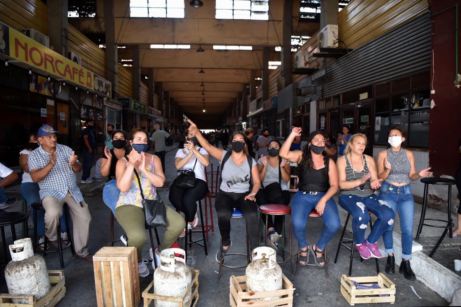 Dueñas y empleadas de los locales, protestaron para impedir el cierre del predio. Foto de Inés Quinteros Orio.