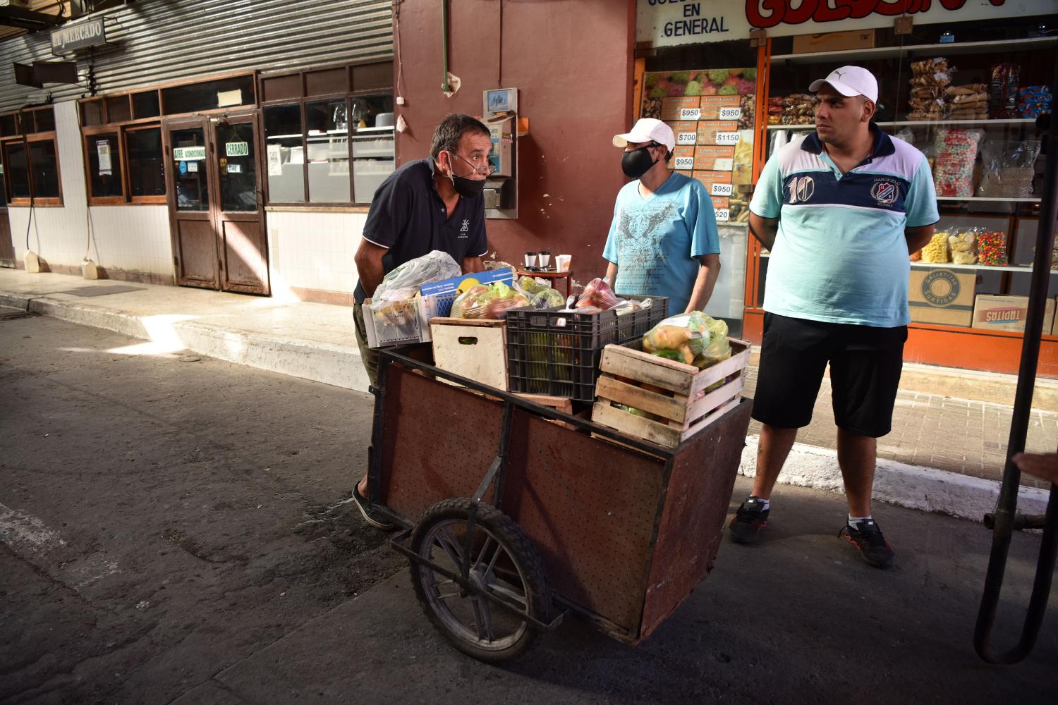 Resignado, unos de los dueños retira parte de su mercadería. Foto de Inés Quinteros Orio.