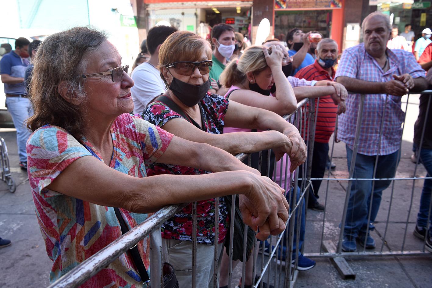 Notablemente angustiadas, las dueñas de los locales esperan el permiso para poder entrar a retirar sus pertenencias. Foto de Inés Quinteros Orio.