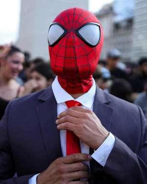 Spidermans en el Obelisco para batir un récord Guinness