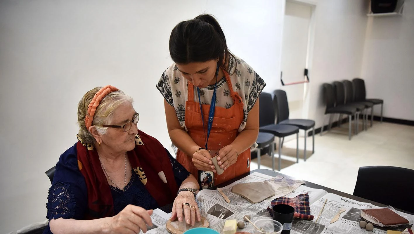 Un taller que hace olvidar los dolores en el Hogar San Roque