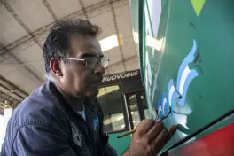 Con un pincel y mucha destreza, hizo del fileteado una forma de vida