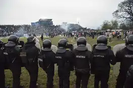 Final de la Liga Tucumana: incidentes, bengalas y balas de goma en una definición que terminó en caos