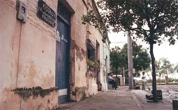 IMAGENES DEL PASADO. Las casas semiderruidas son un símbolo del abandono en que está Santa Cruz.