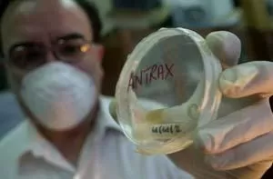 CARTAS SOSPECHOSAS. En el laboratorio de la UTN, Juan Carlos Luján encontró la forma de detectar las esporas de ántrax.