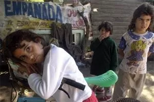 MUY FELIZ. Bárbara Flores se abraza a la bicicleta que le obsequiaron en la Capital Federal.