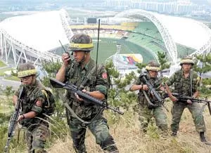 DIEZ HORAS ANTES. Tropas surcoreanas custodian el estadio de Daegu, donde ayer Turquía se consagró tercero.