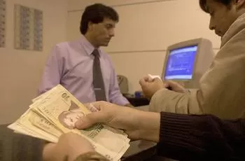 EQUILIBRIO. Los cambistas de las agencias reconocieron que los inversores siguen con una actitud “tomadora” respecto del “verde”.