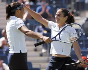 EL SALUDO DE LA VICTORIA. Paola Suárez, izquierda, y Virginia Ruano Pascual festejan la obtención del tercer título de Gran Slam.