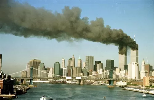 UNA IMAGEN IMBORRABLE. Las torres en llamas. El símbolo del poderío económico de EE.UU. había sido herido de muerte. El mundo cambió desde el 11 de setiembre de 2001. 