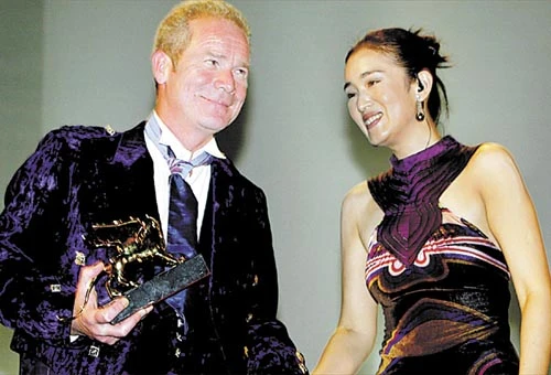 PROVOCADOR PREMIADO. Mullan recibió el “León de Oro” de manos de la actriz Gong Li, presidenta del jurado en el Festival de Venecia.